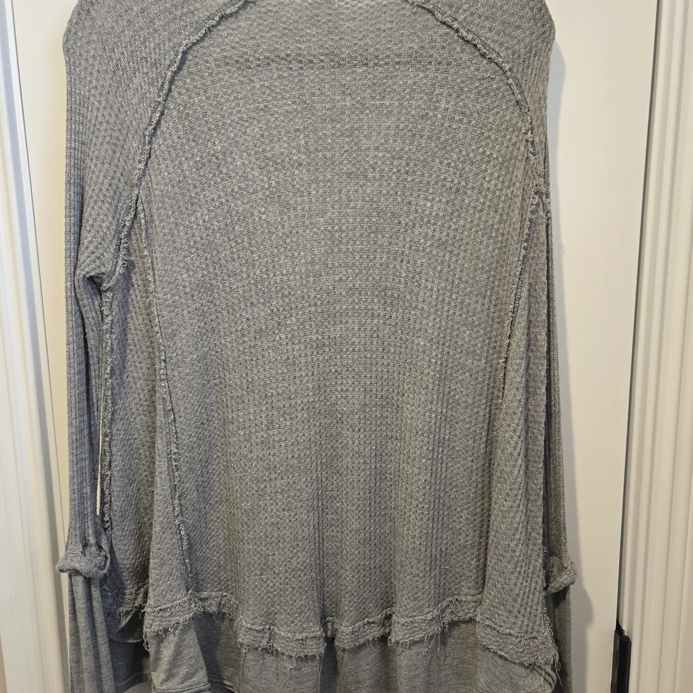 We The Free Gray V-Neck Oversized Distressed Long Sleeve Top Size Small - Picture 2 of 7
